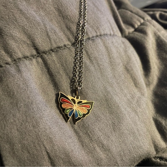 𝙵𝚕𝚊𝚜𝚑 𝚂𝚊𝚕𝚎 ‧₊˚❀༉‧₊ Vintage Cloisonné Butterfly Pendant 16” chain 80s Rainbow - Picture 6 of 13